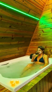 Relaxe no Spa da Estância Estrela Yendis em Marialva. Hidromassagem, massagens, day spa e momentos exclusivos de bem-estar em meio à natureza.