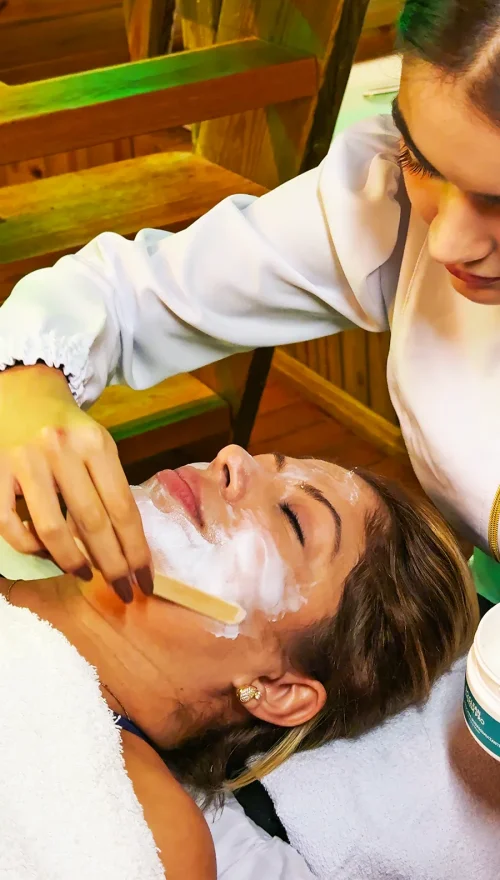 Relaxe no Spa da Estância Estrela Yendis em Marialva. Hidromassagem, massagens, day spa e momentos exclusivos de bem-estar em meio à natureza.
